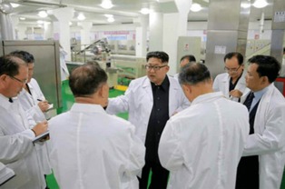 金正恩視察平壤食品工廠，贊國(guó)產(chǎn)設(shè)備如美男子，強(qiáng)調(diào)農(nóng)產(chǎn)品自給自足